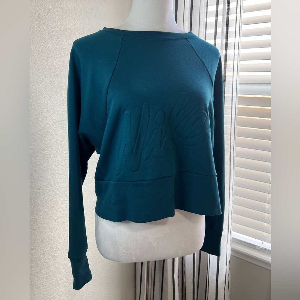 Nike sweater slightly cropped